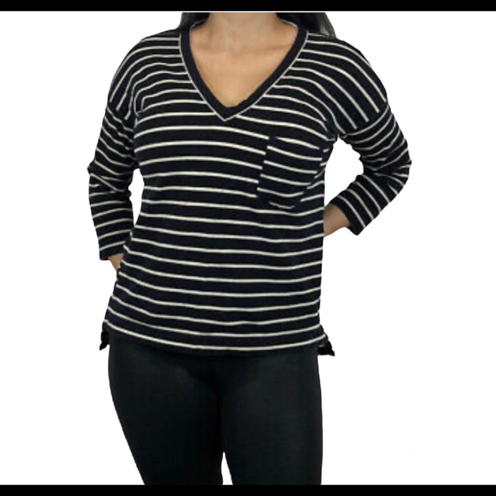 Madewell v-neck with 3/4 sleeves. Hi-low hem with side zippers.